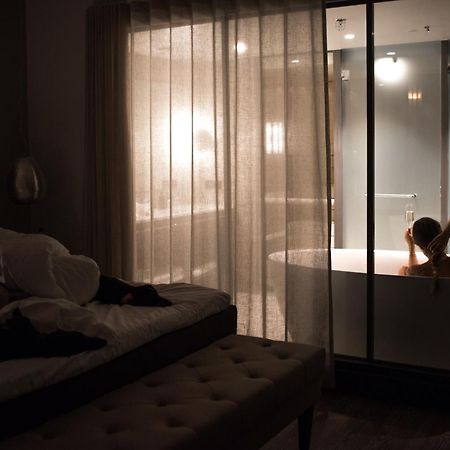 Lapland Hotels Bulevardi Helsinki Bagian luar foto A woman in a hotel room