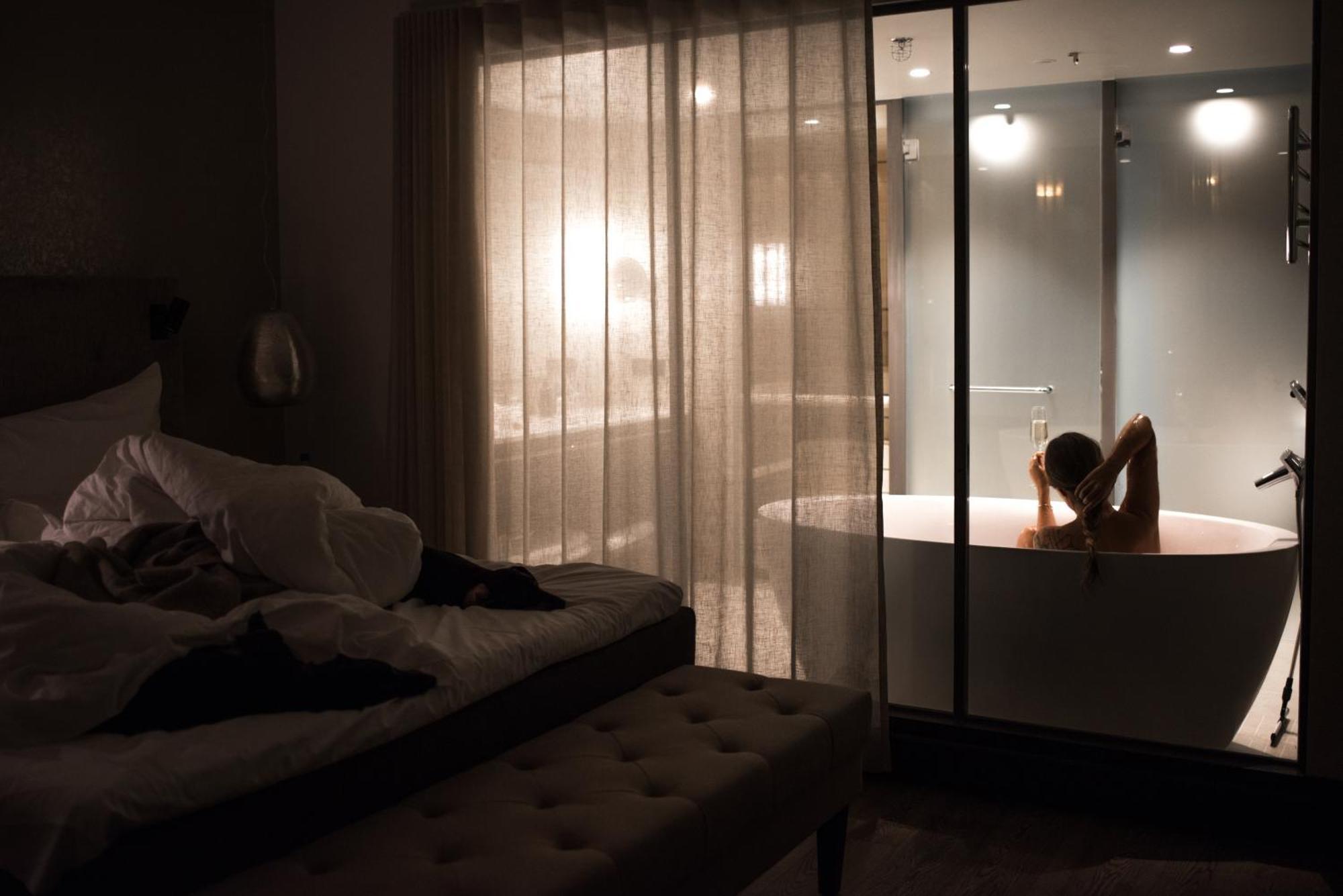Lapland Hotels Bulevardi Helsinki Bagian luar foto A woman in a hotel room